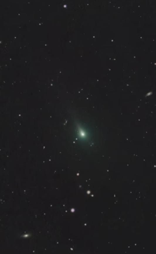 Fotografía astronómica de un cometa verde junto a una galaxia, tomada durante una salida de astrofotografía