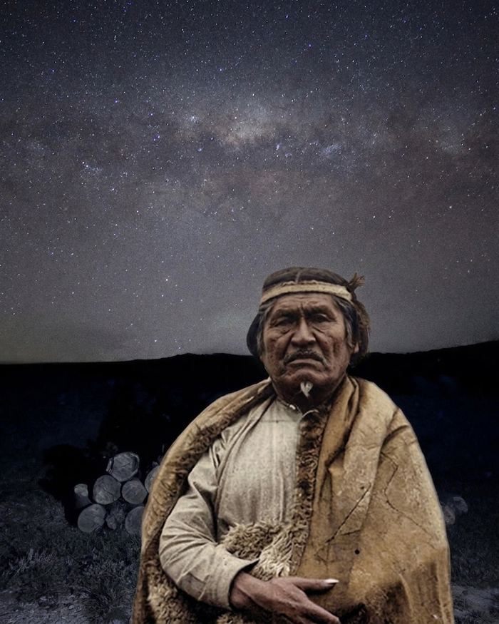Retrato de un referente de los pueblos originarios de la Patagonia bajo un cielo estrellado