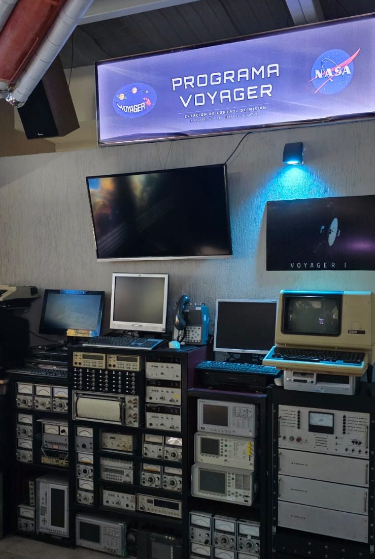 Estación de Control de Misión del Programa Voyager en el Planetario CIASIVE, con equipos de comunicaciones y monitores