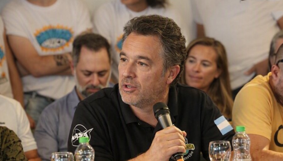 Javier G&oacute;mez, fundador y director general del Planetario CIASIVE, hablando en una presentaci&oacute;n p&uacute;blica