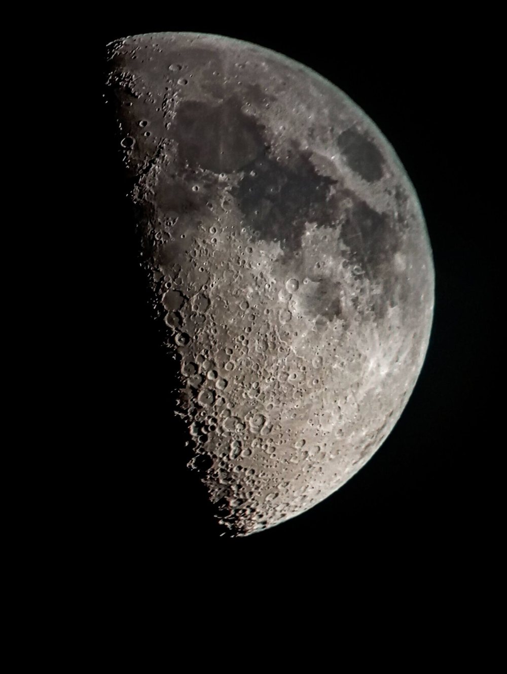 Detalle de la superficie de la Luna en fase creciente, fotografiada con telescopio
