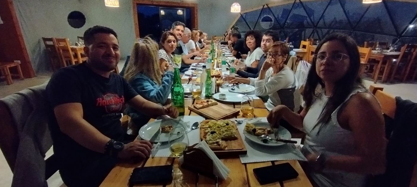 Vista panor&aacute;mica de la cena grupal dentro del domo restaurante de Puente Blanco