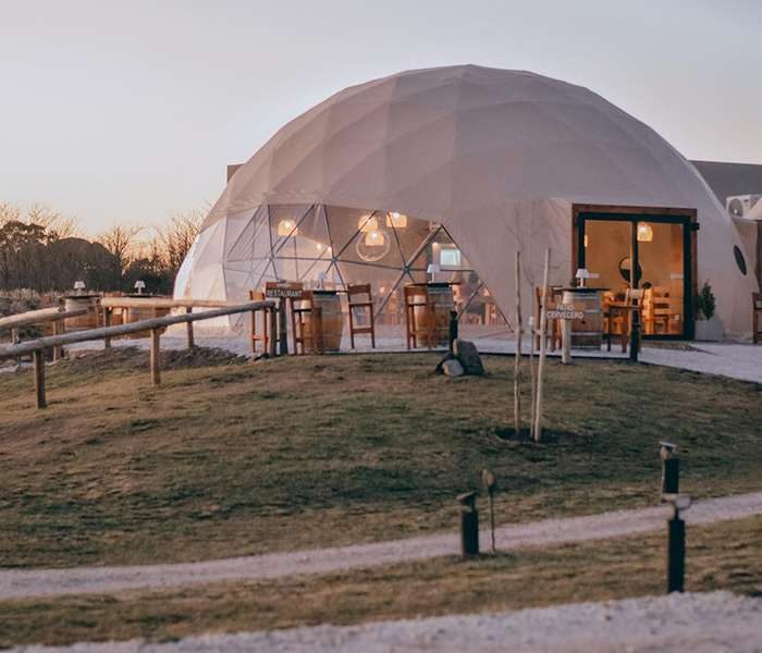 Domo restaurante de Puente Blanco Glamping iluminado al atardecer