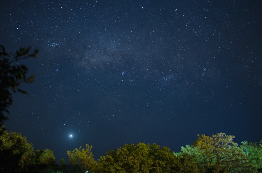 Fotografía de la Vía Láctea sobre el horizonte, tomada en Puente Blanco Glamping